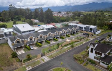 Casa de 2 plantas en Condominio La Rioja