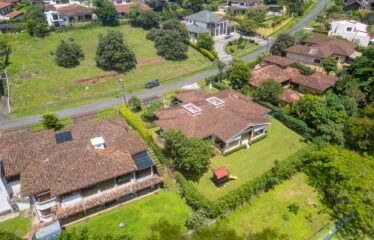 Casa en alquiler dentro del exclusivo residencial Hacienda Los Reyes
