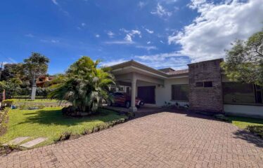 Casa en alquiler dentro del exclusivo residencial Hacienda Los Reyes