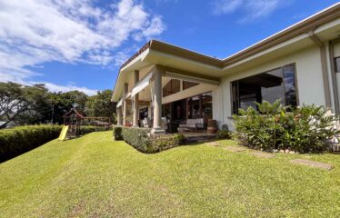 Casa en alquiler dentro del exclusivo residencial Hacienda Los Reyes