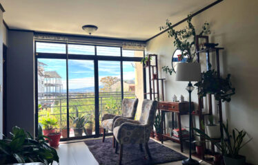 Venta de Gigante Apartamento en La Uruca San José